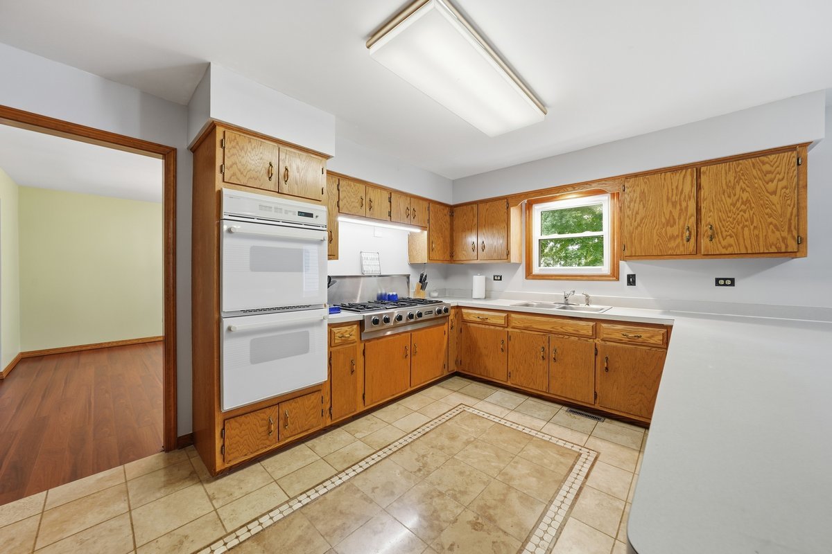 16020 S Howard Street Property Photo 6