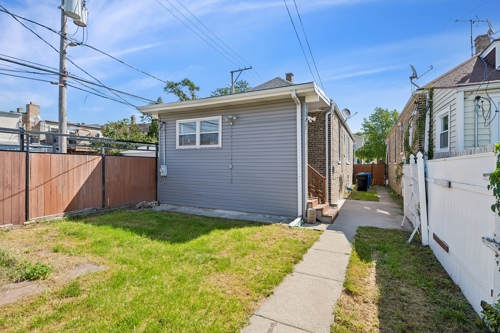 2342 N Lowell Avenue Property Photo 3