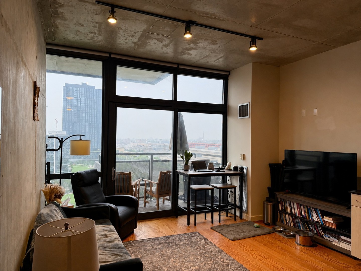 235 W Van Buren Street 1606 Property Photo 3