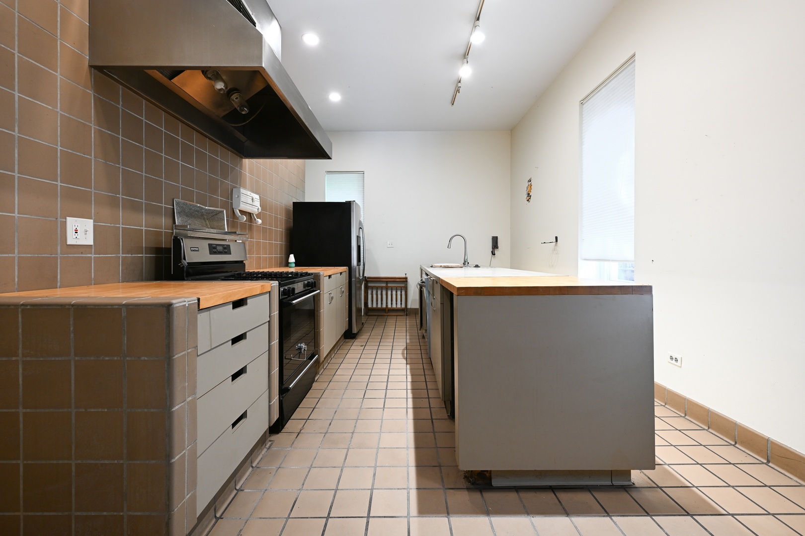 849 N Dearborn Street Property Photo 3