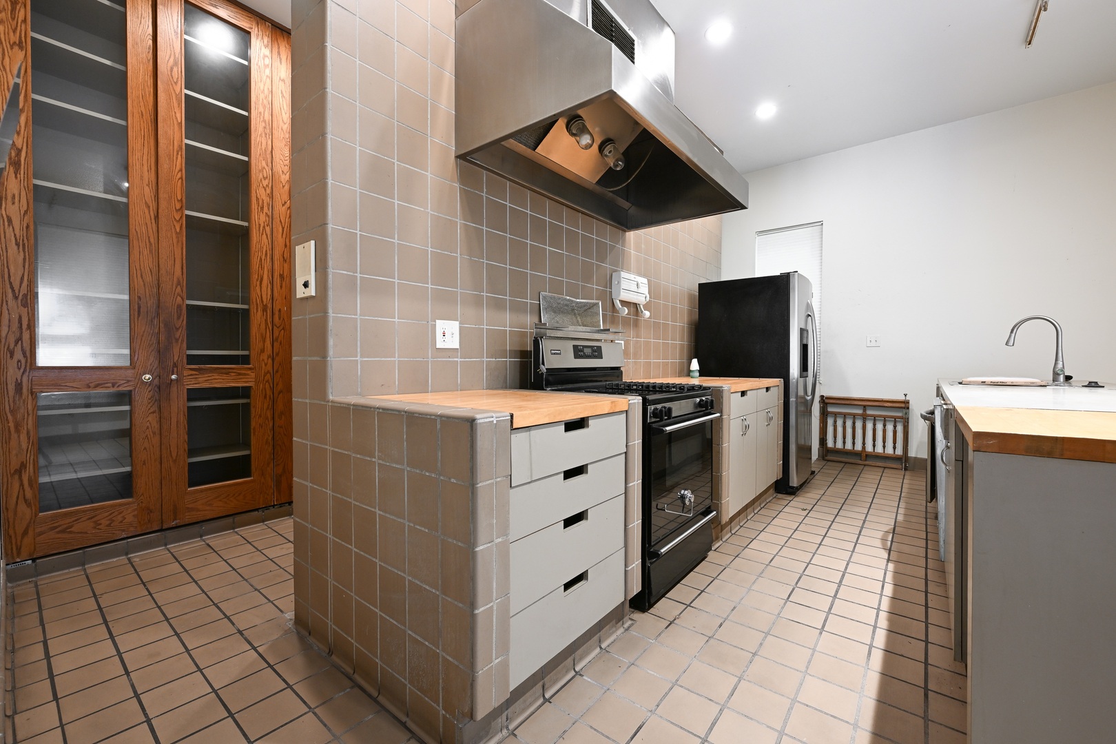 849 N Dearborn Street Property Photo 4