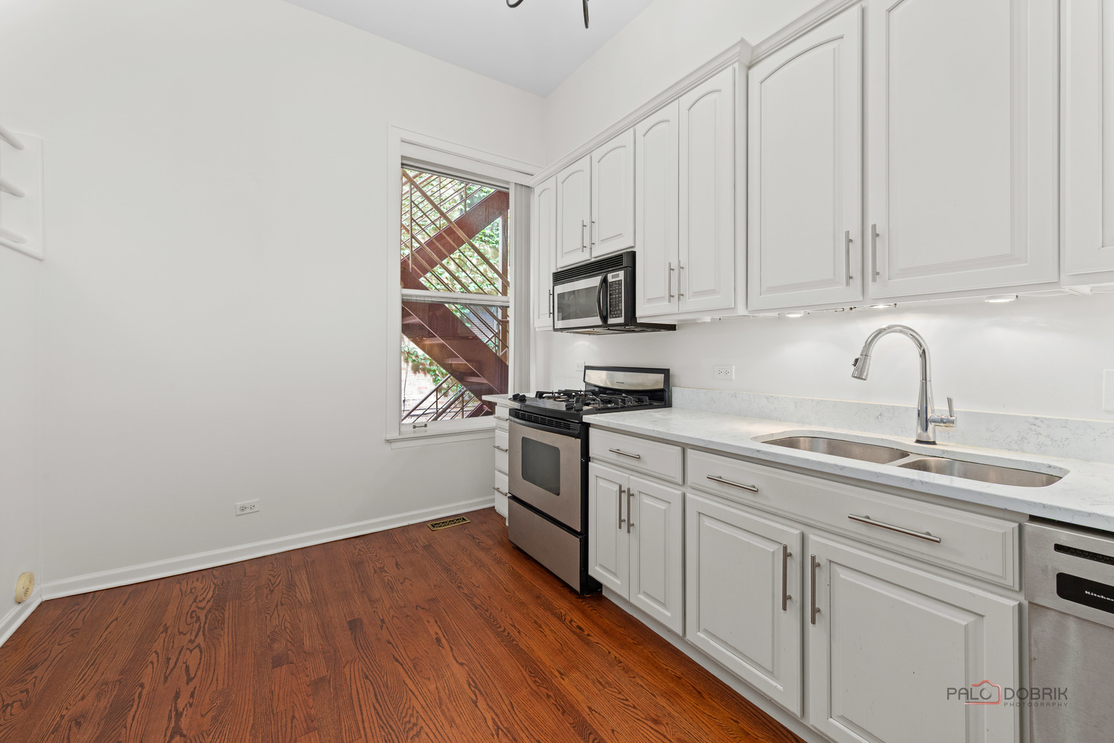 421 W Oakdale Avenue 4 Property Photo 3