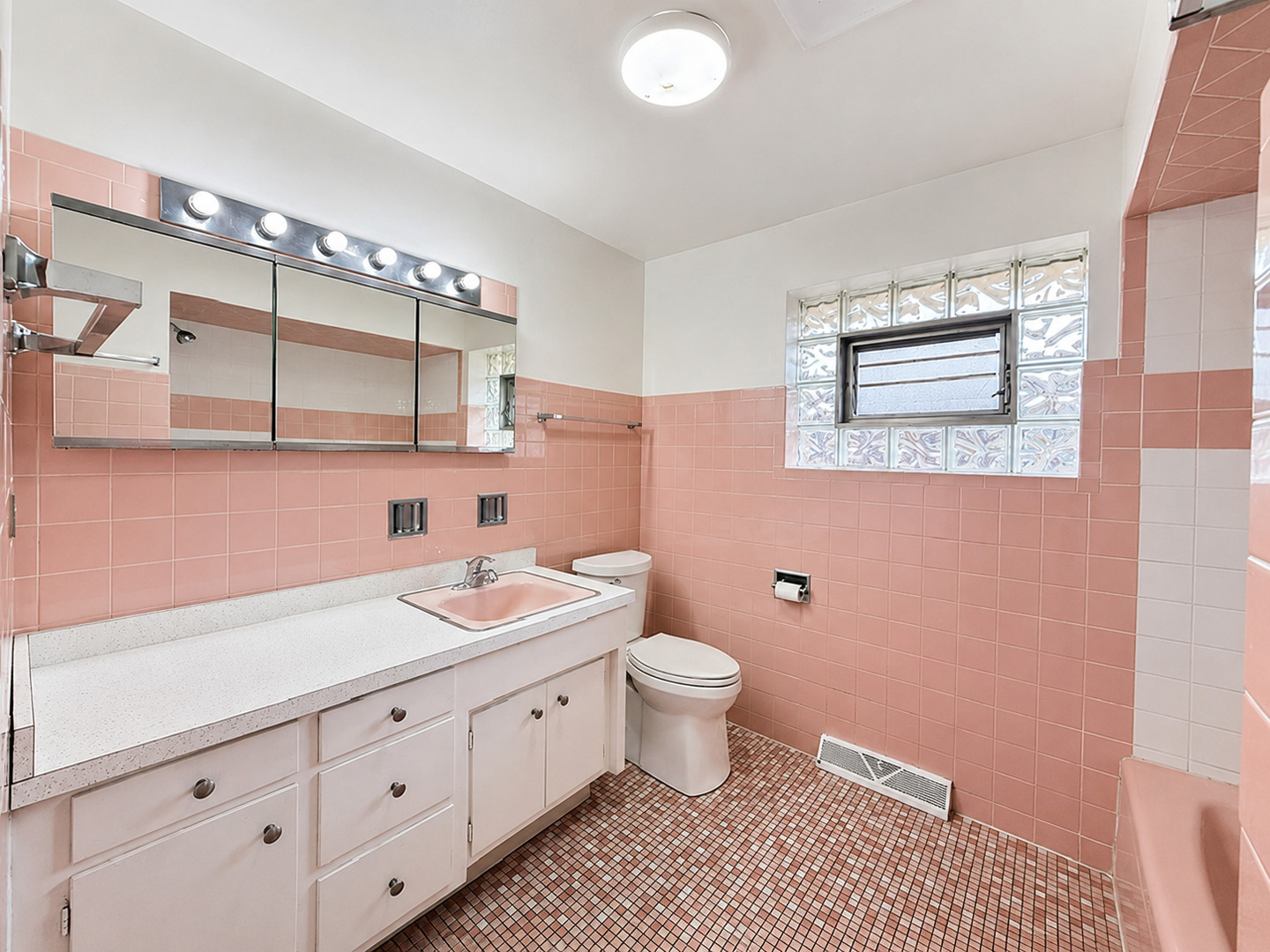 1638 Forest Road Property Photo 26
