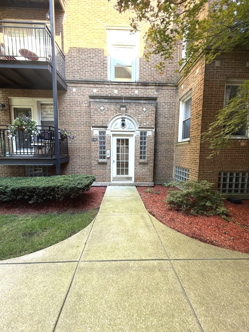 1443 W Victoria Street 1R Property Photo 1