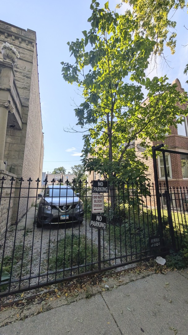 1518 N Hamlin Avenue Property Photo 2