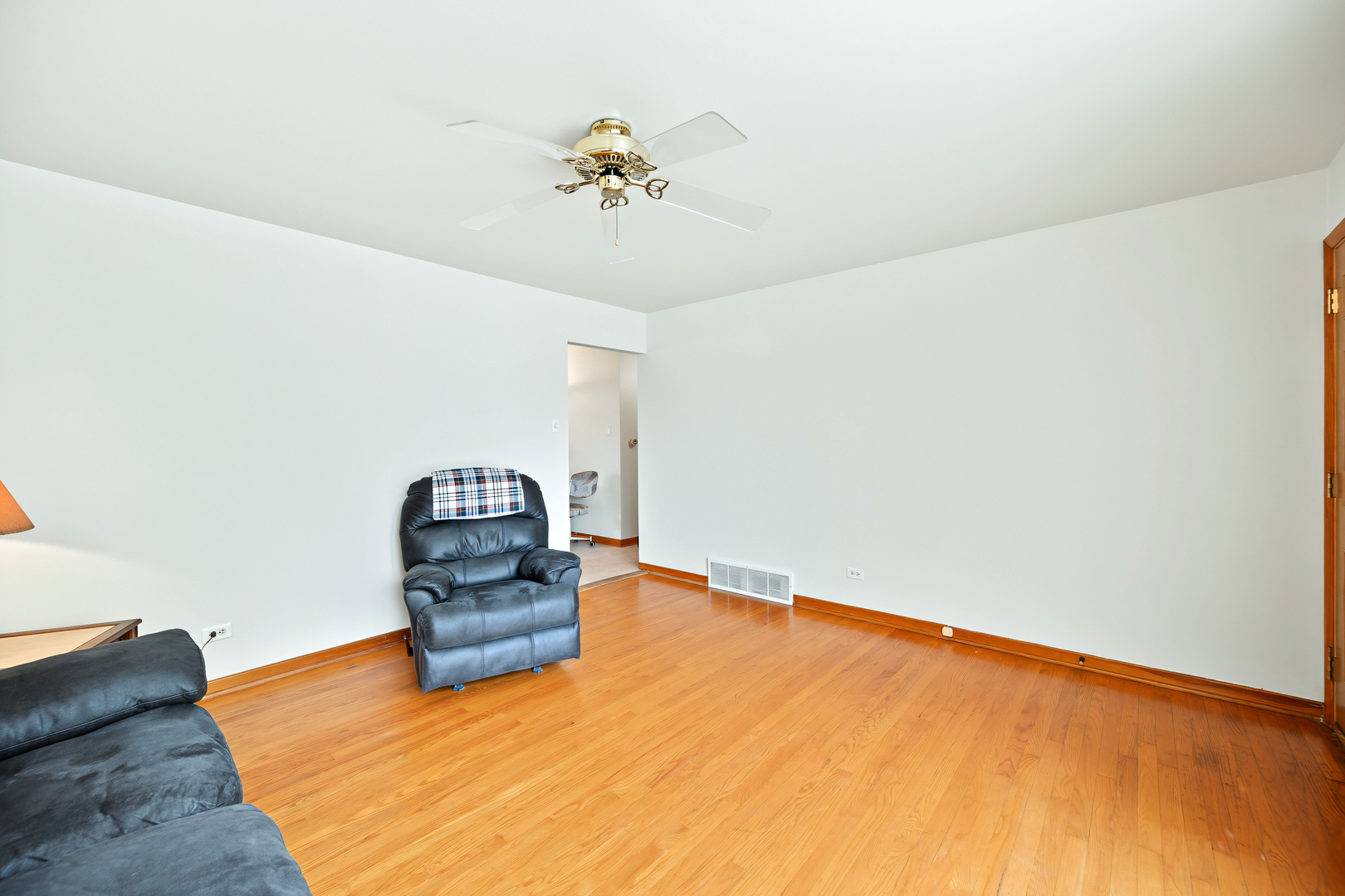 9627 Oak Park Avenue Property Photo 4