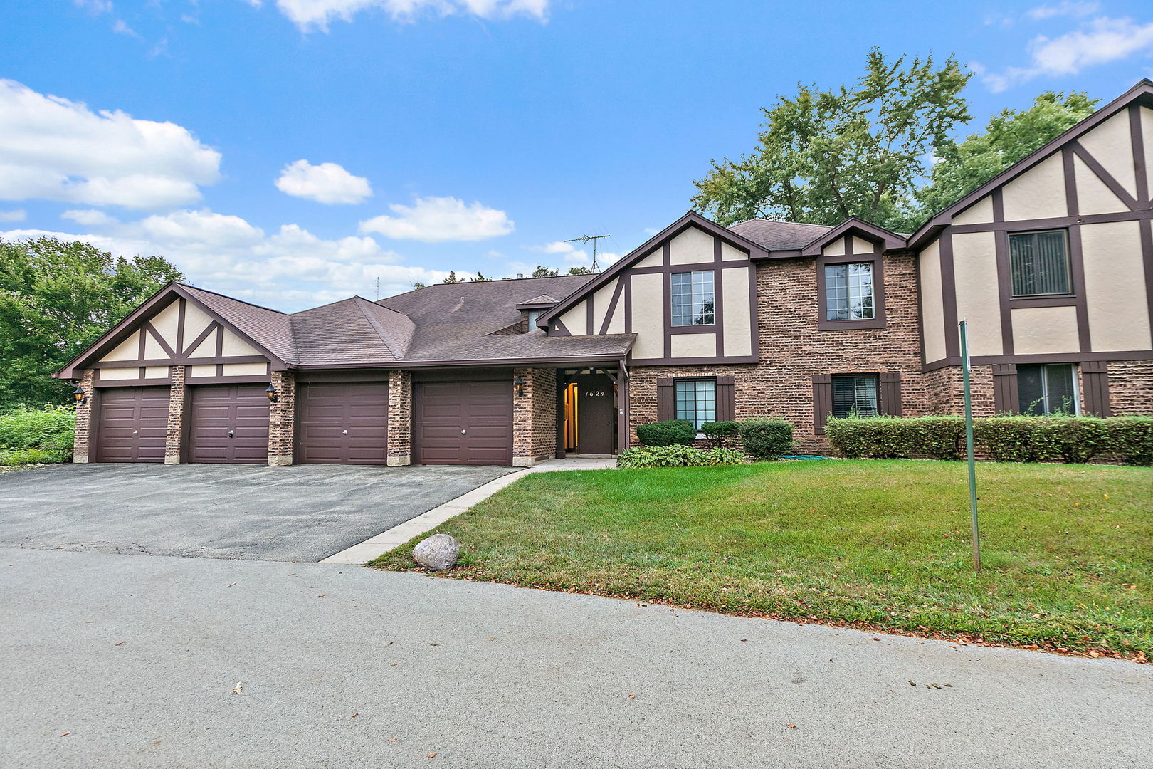 1624 Salisbury Court C Property Photo 1