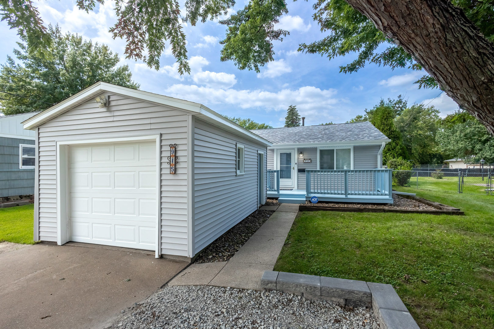 915 42nd Street Property Photo 1