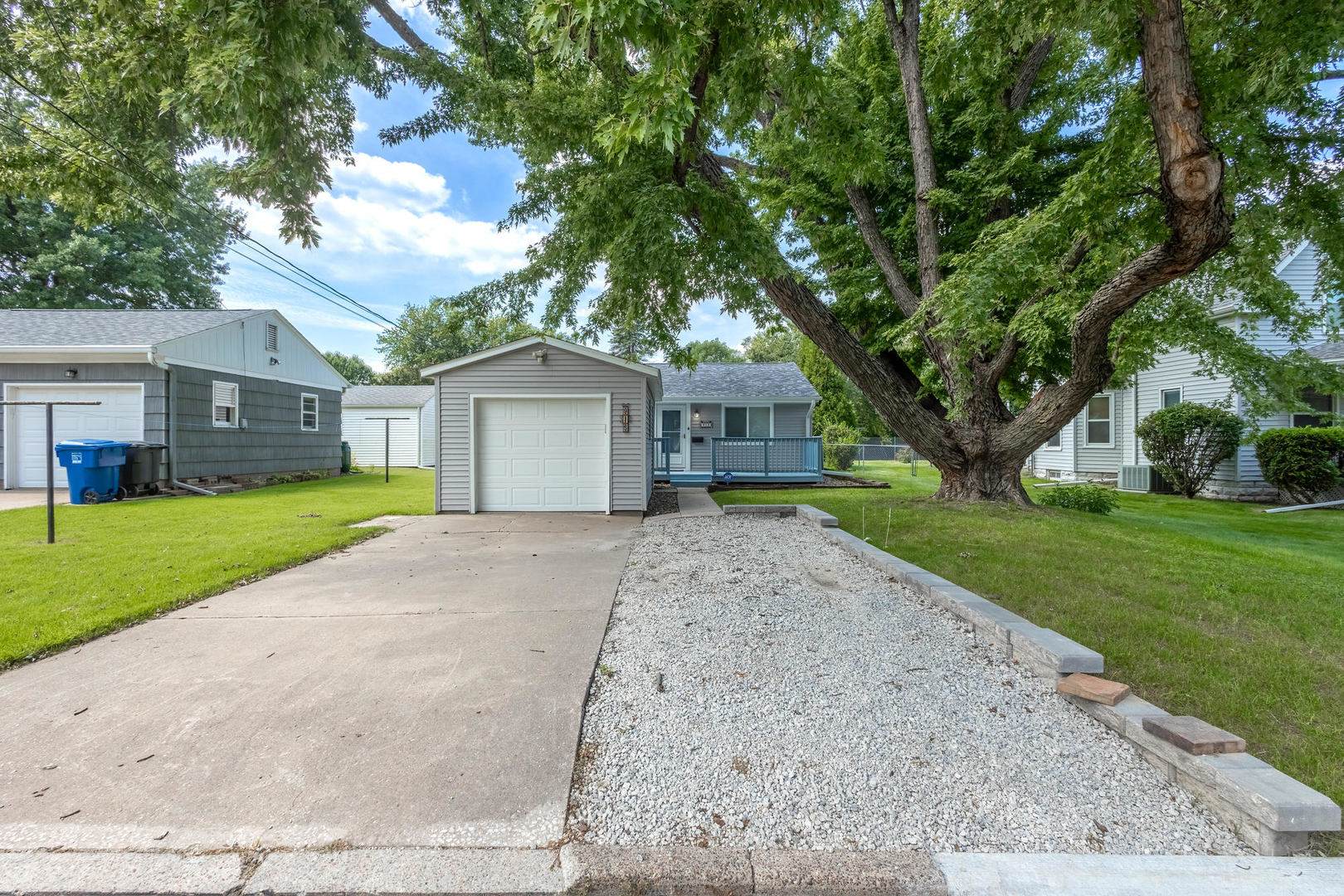 915 42nd Street Property Photo 2