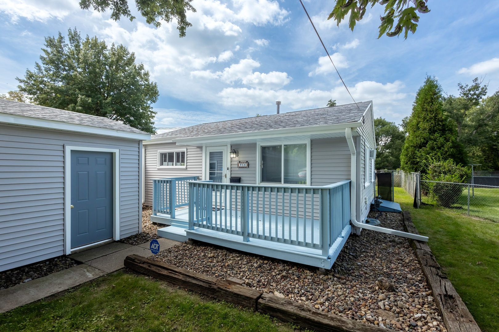 915 42nd Street Property Photo 3