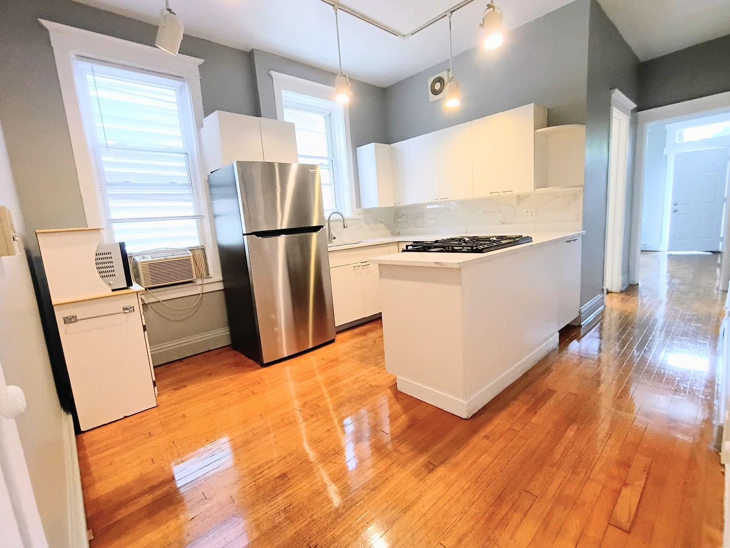 1911 W Belmont Avenue 2r Property Photo 2