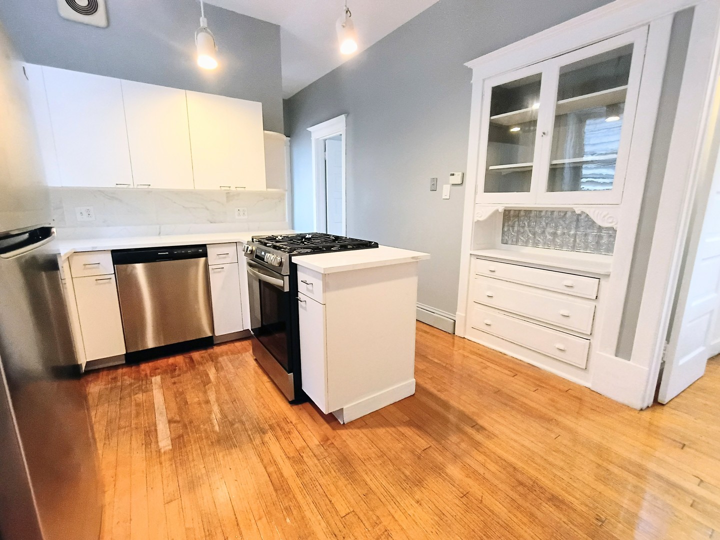 1911 W Belmont Avenue 2r Property Photo 3