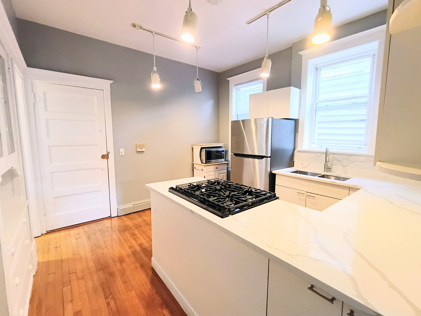 1911 W Belmont Avenue 2r Property Photo 4
