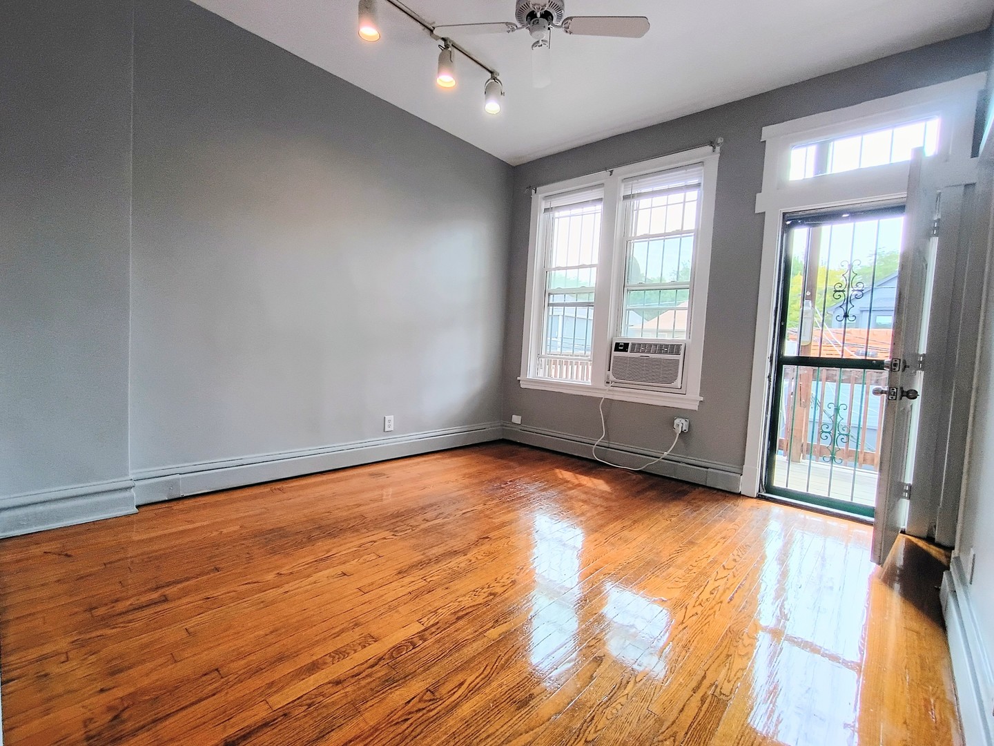 1911 W Belmont Avenue 2r Property Photo 6