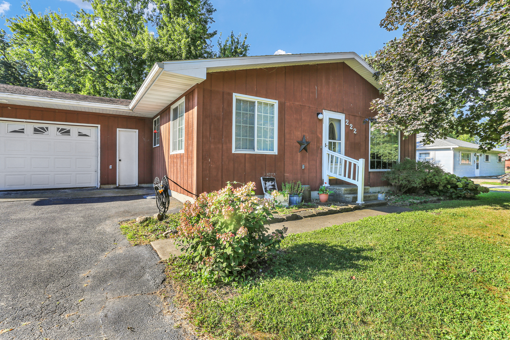 222 E Beech Street Property Photo 1