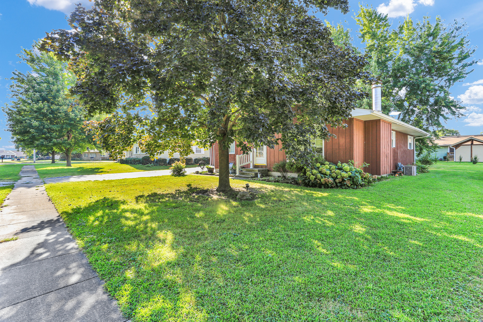 222 E Beech Street Property Photo 4