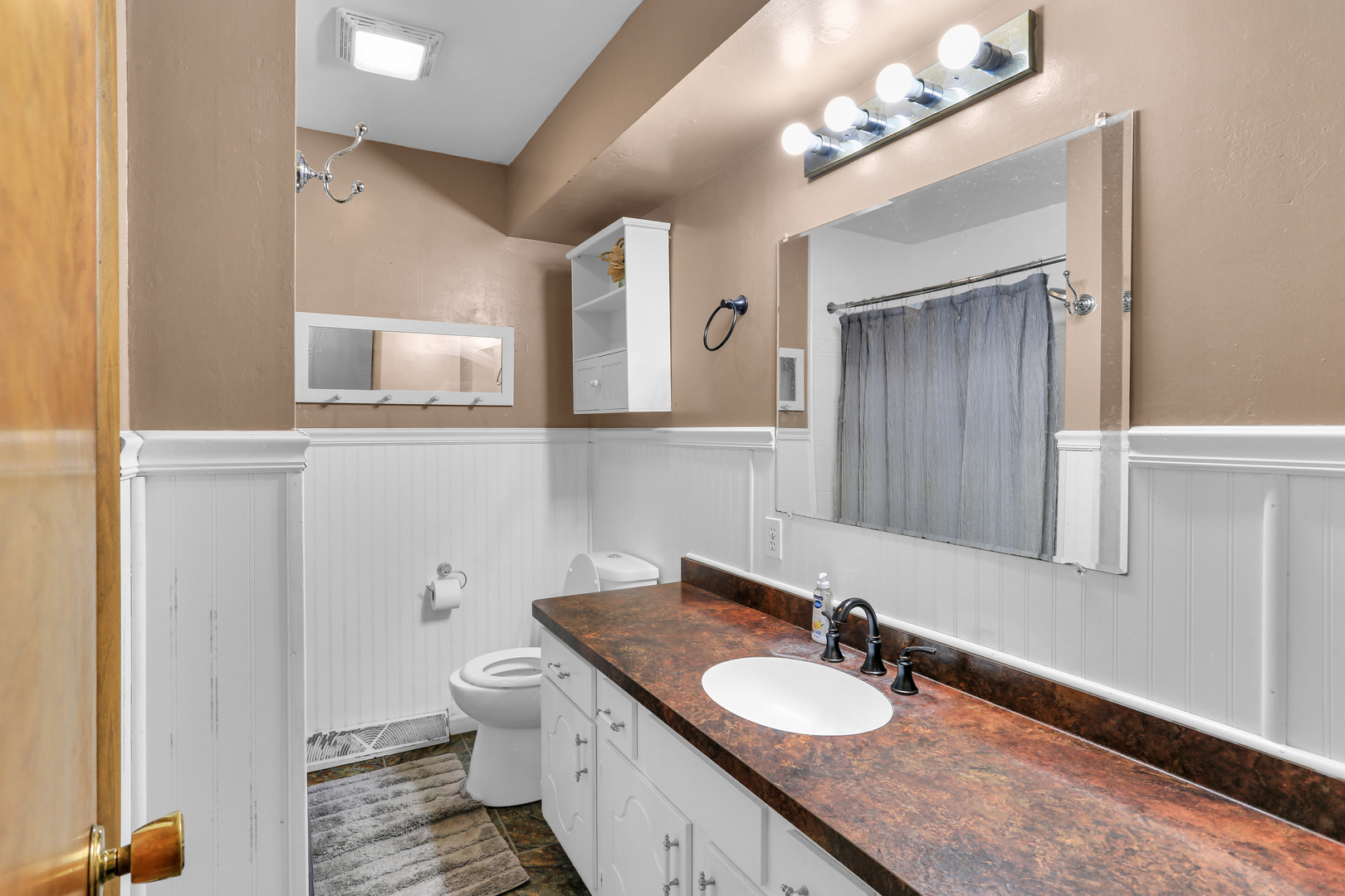 222 E Beech Street Property Photo 19