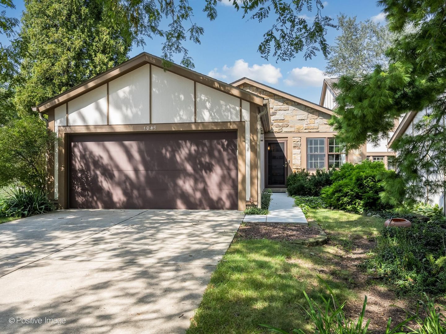 1049 Wheaton Oaks Drive Property Photo 1