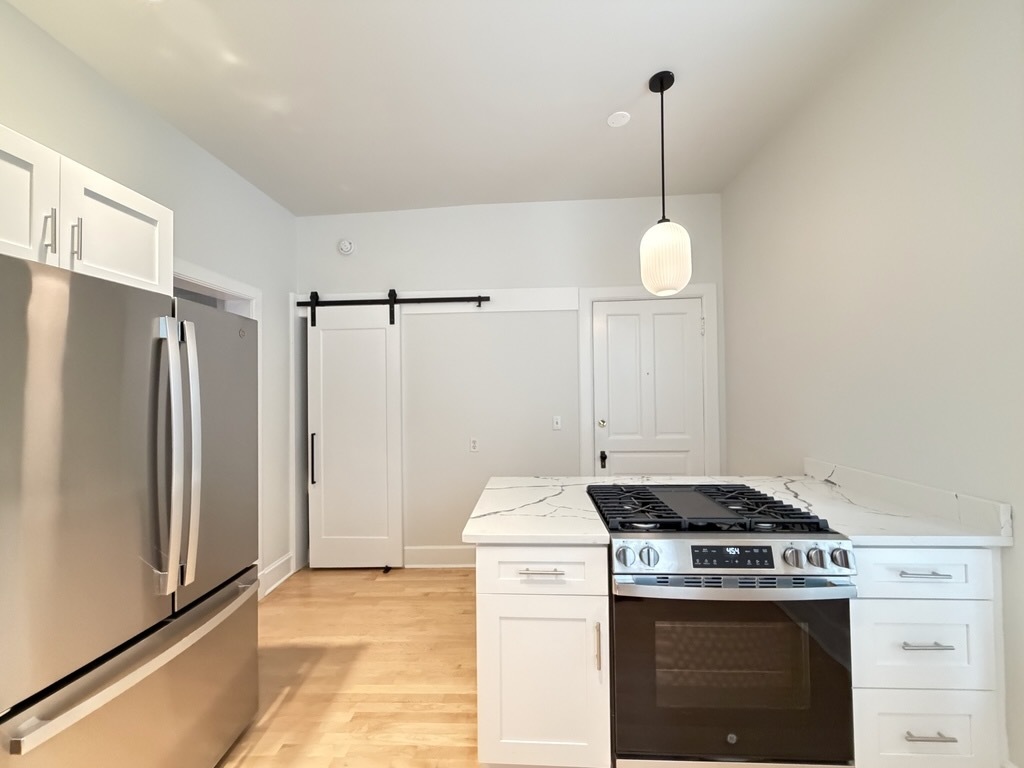 1111 W Roscoe Street 2 Property Photo 4