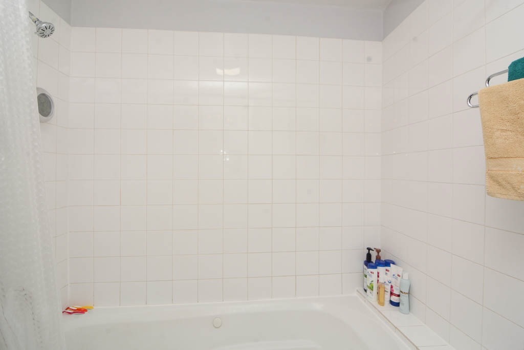 1111 W Roscoe Street 2 Property Photo 5