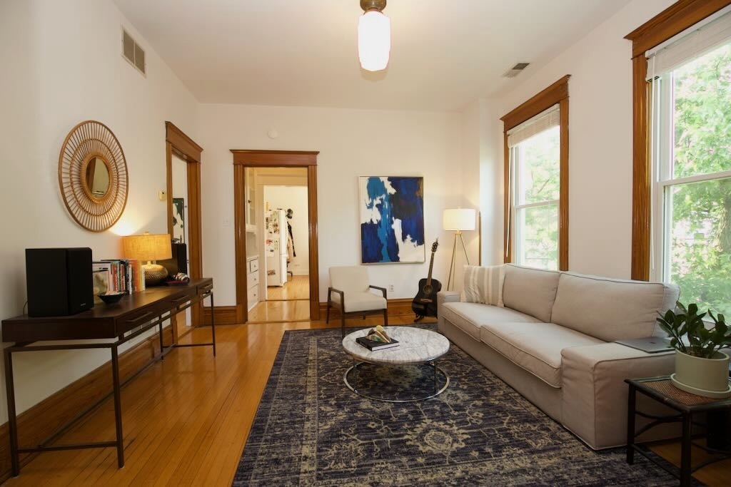 1111 W Roscoe Street 2 Property Photo 9