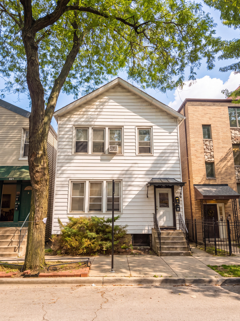 823 S Carpenter Street Property Photo 1