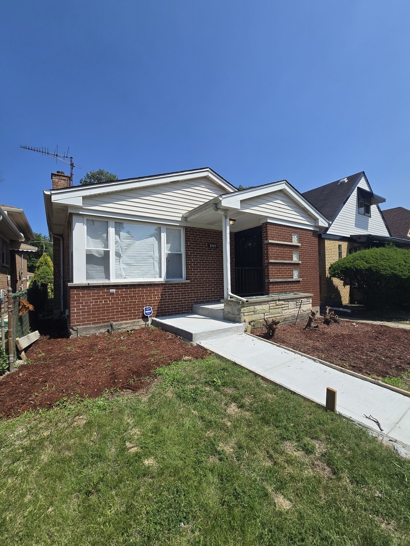 8505 S King Drive Property Photo 1
