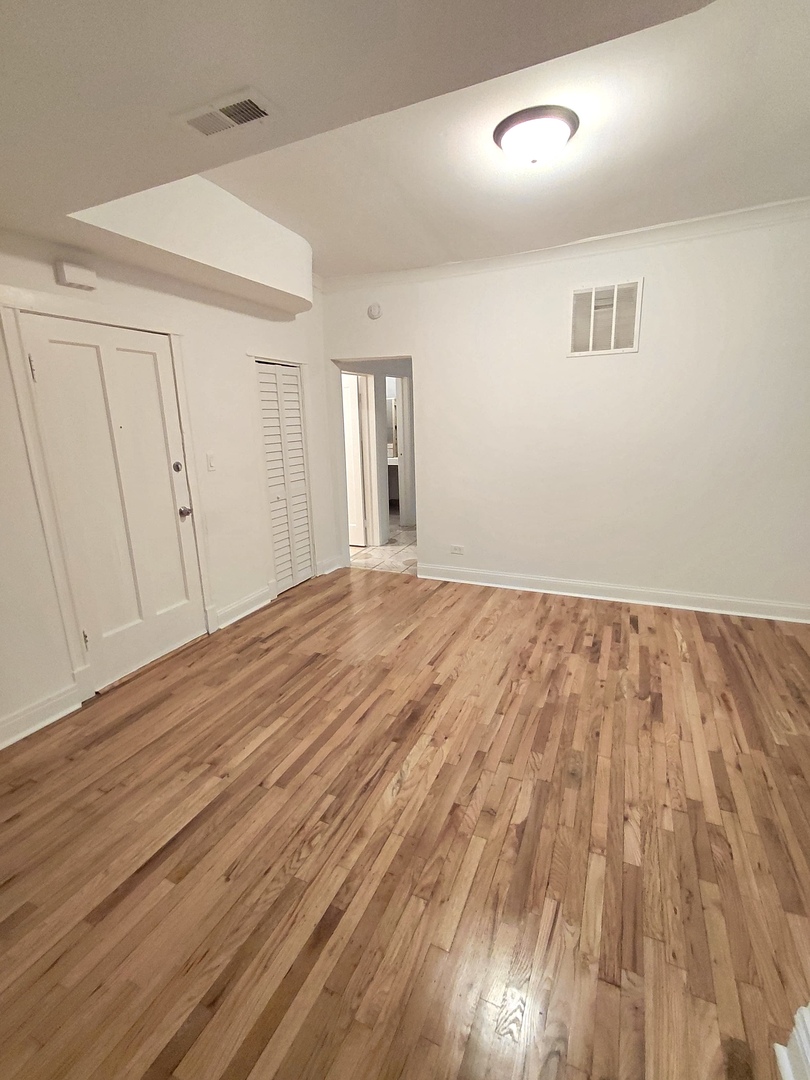 1255 N Harding Avenue 2s Property Photo 4