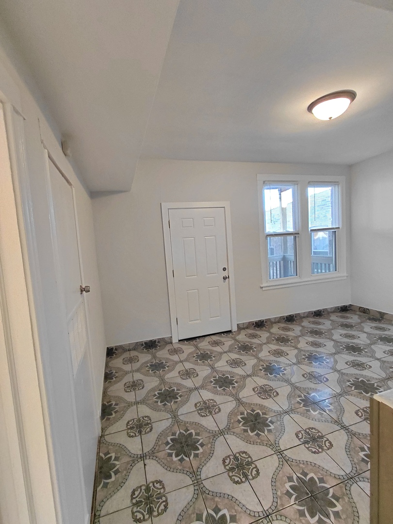 1255 N Harding Avenue 2s Property Photo 6