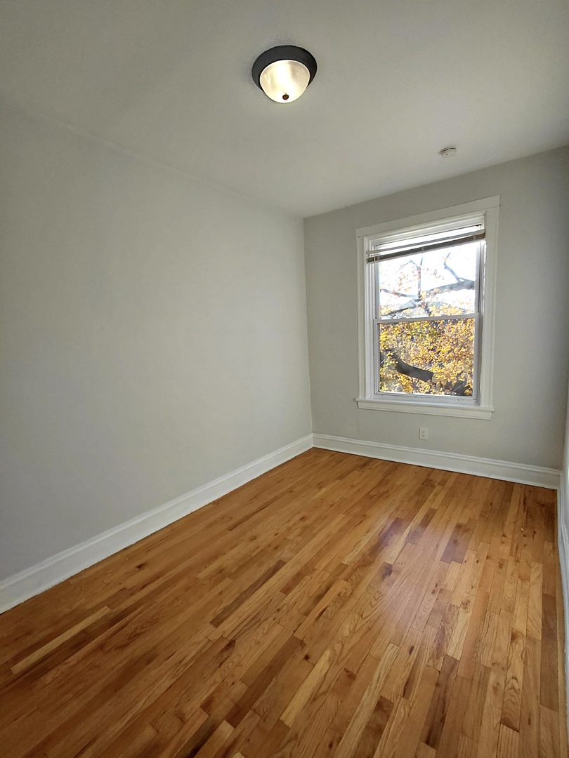1255 N Harding Avenue 2s Property Photo 9
