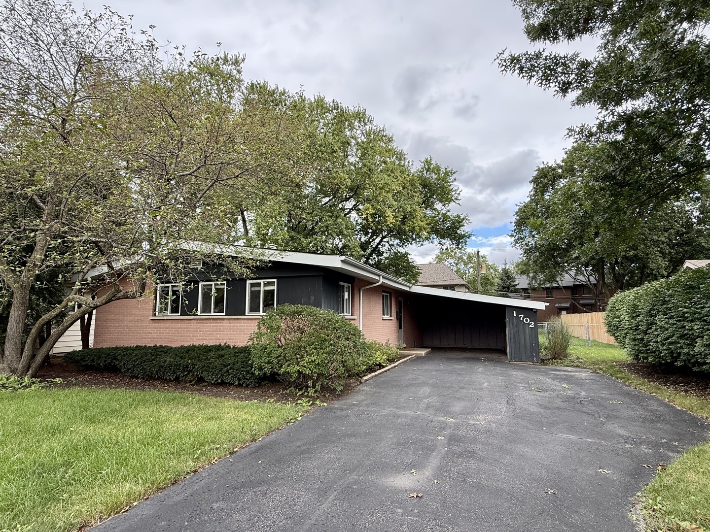 1702 W Oakton Street Property Photo 2