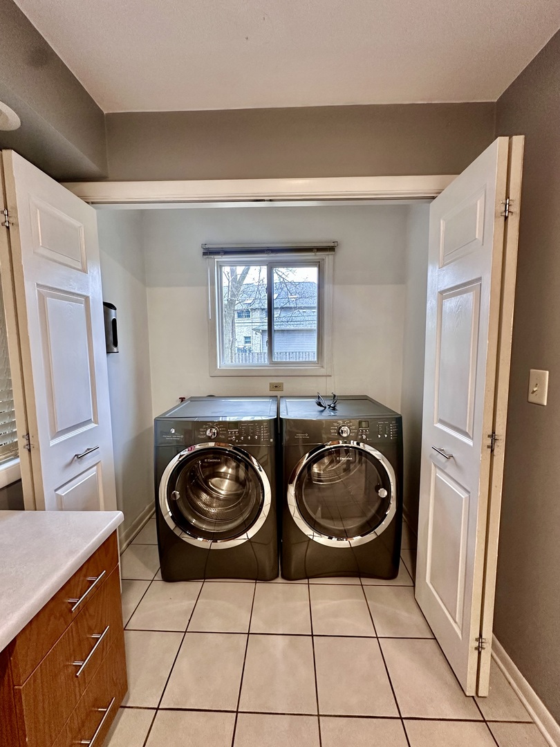 1702 W Oakton Street Property Photo 4