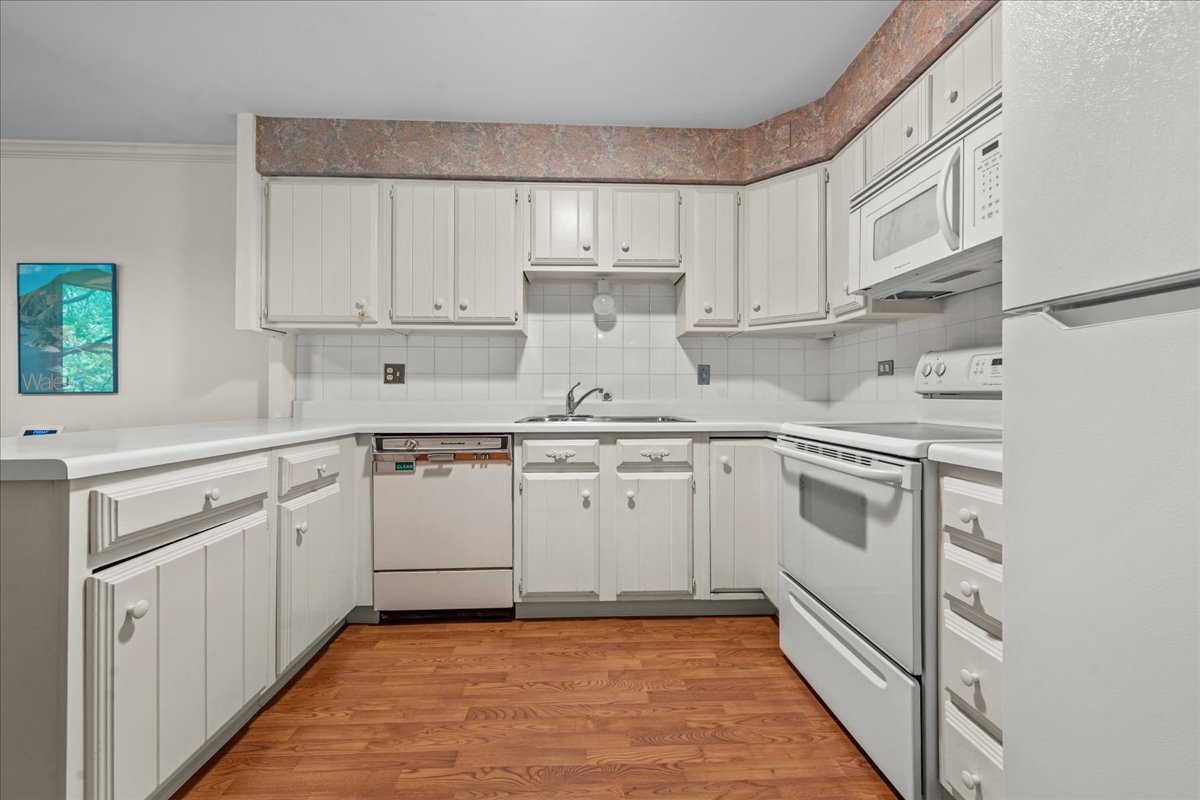 1350 N Western Avenue 205 Property Photo 9