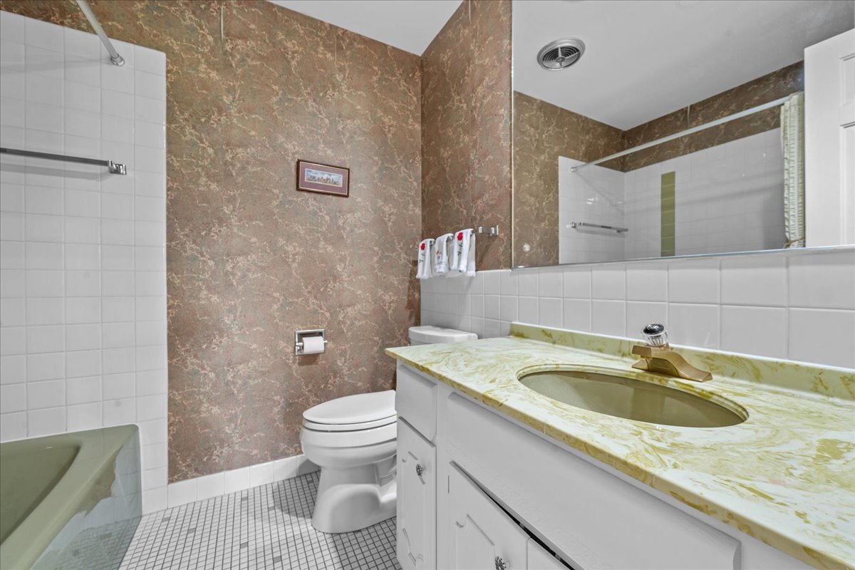 1350 N Western Avenue 205 Property Photo 14