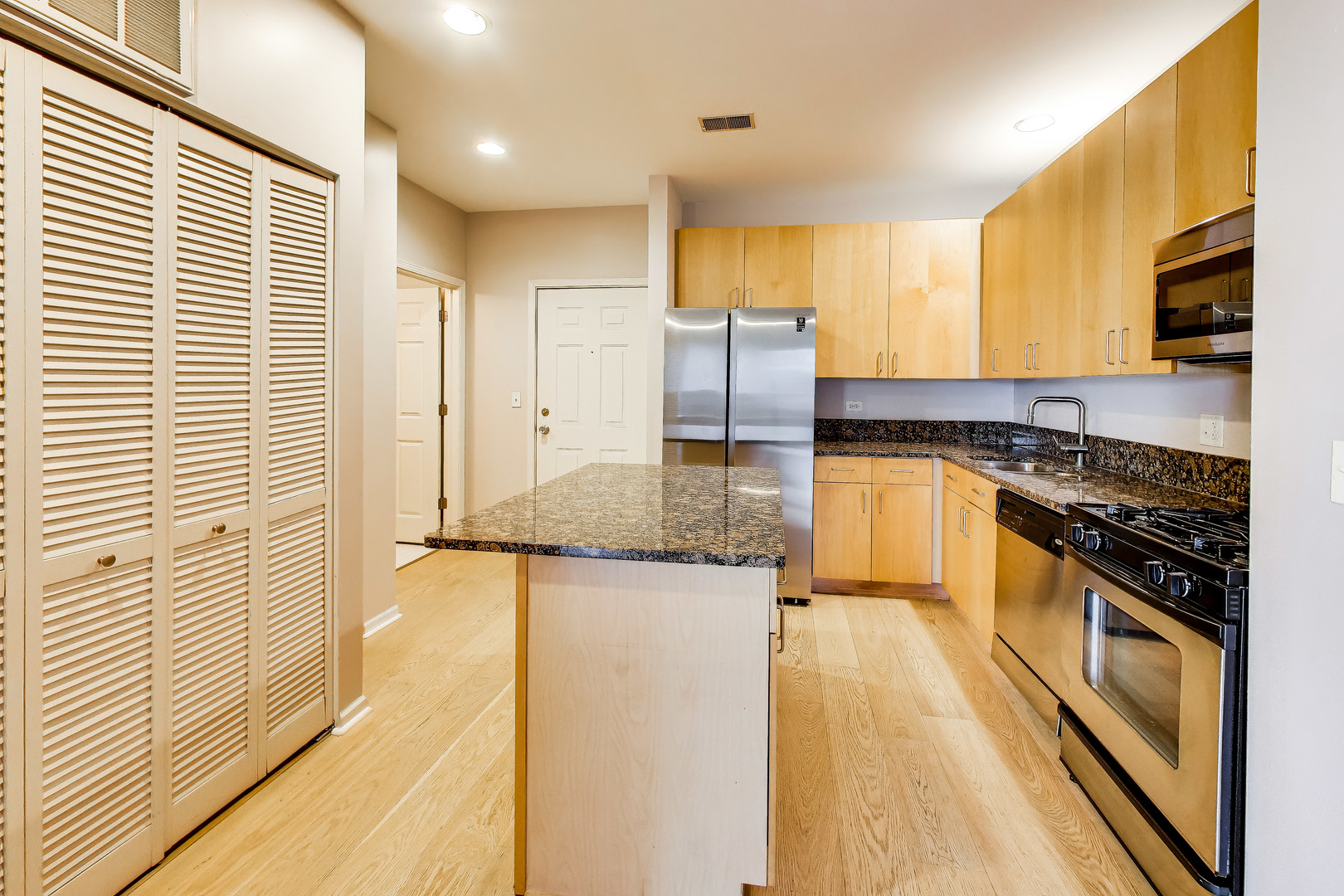 520 N Halsted Street 411 Property Photo 7