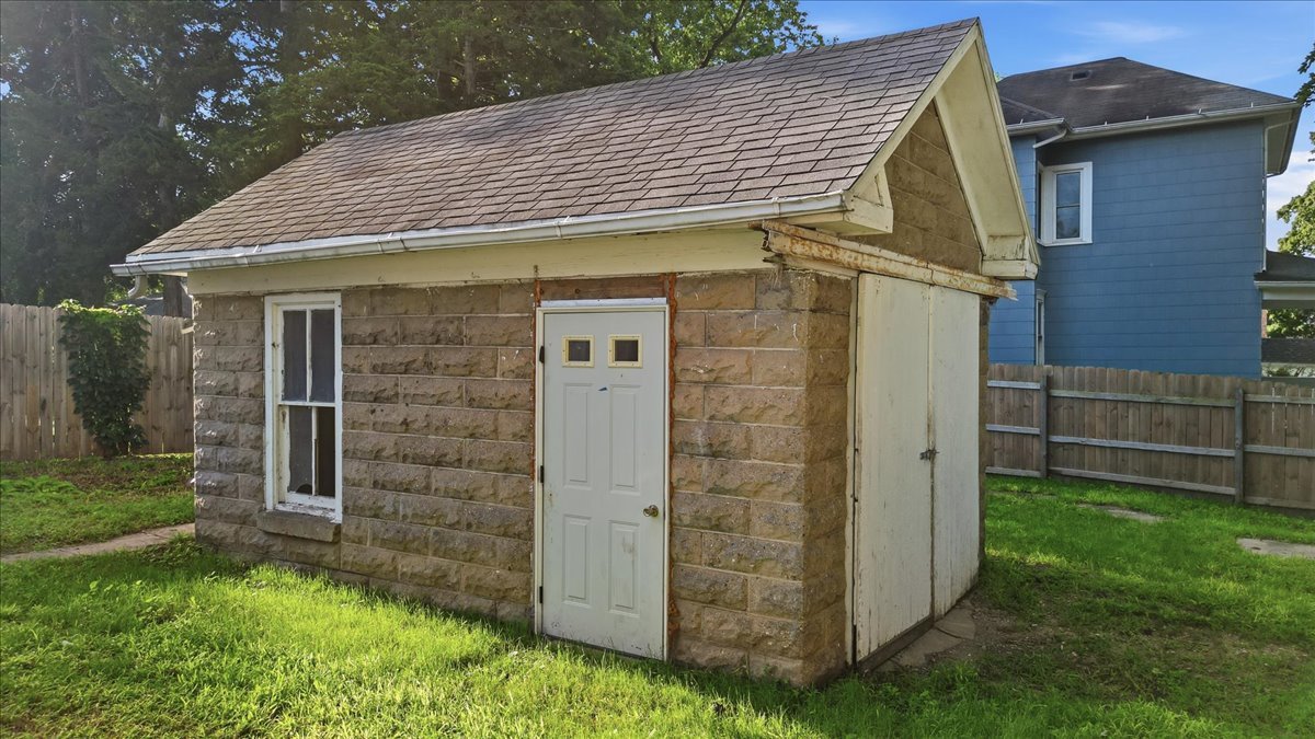 200 E North Street Property Photo 5