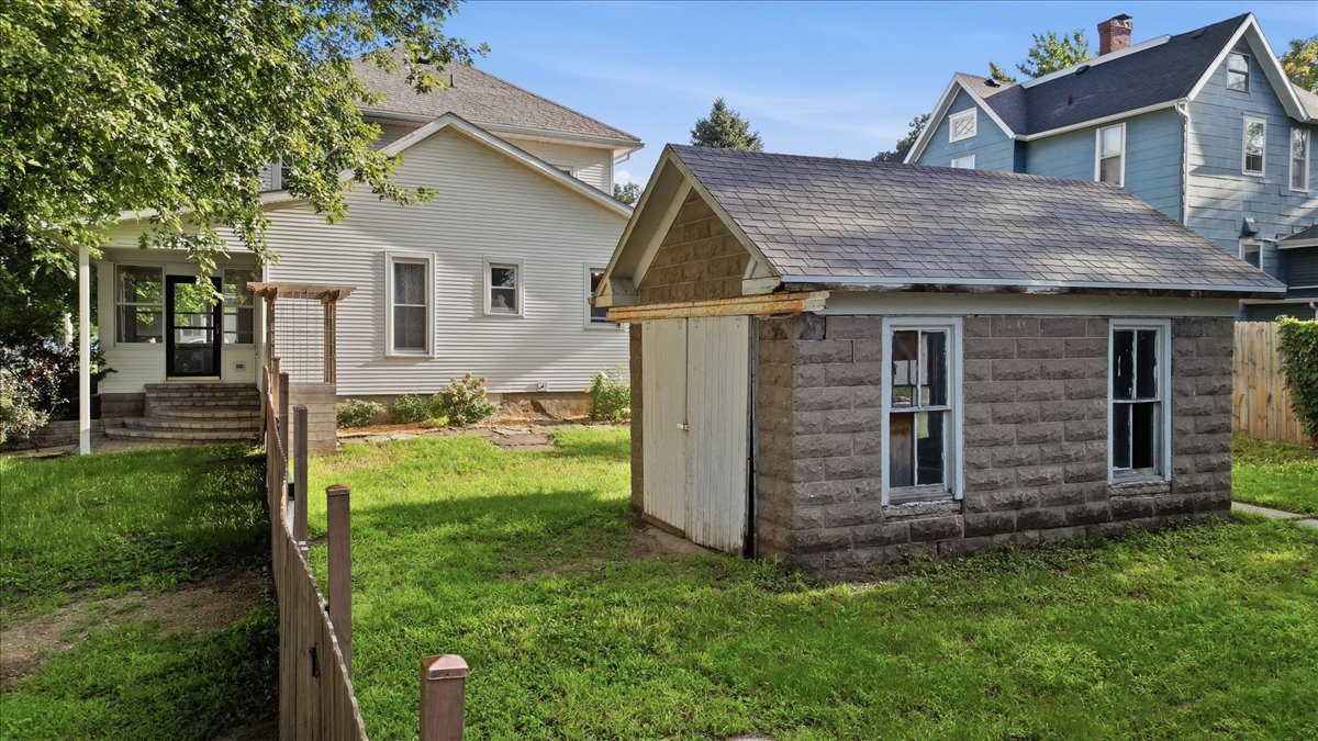 200 E North Street Property Photo 6