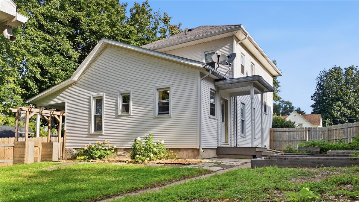200 E North Street Property Photo 7