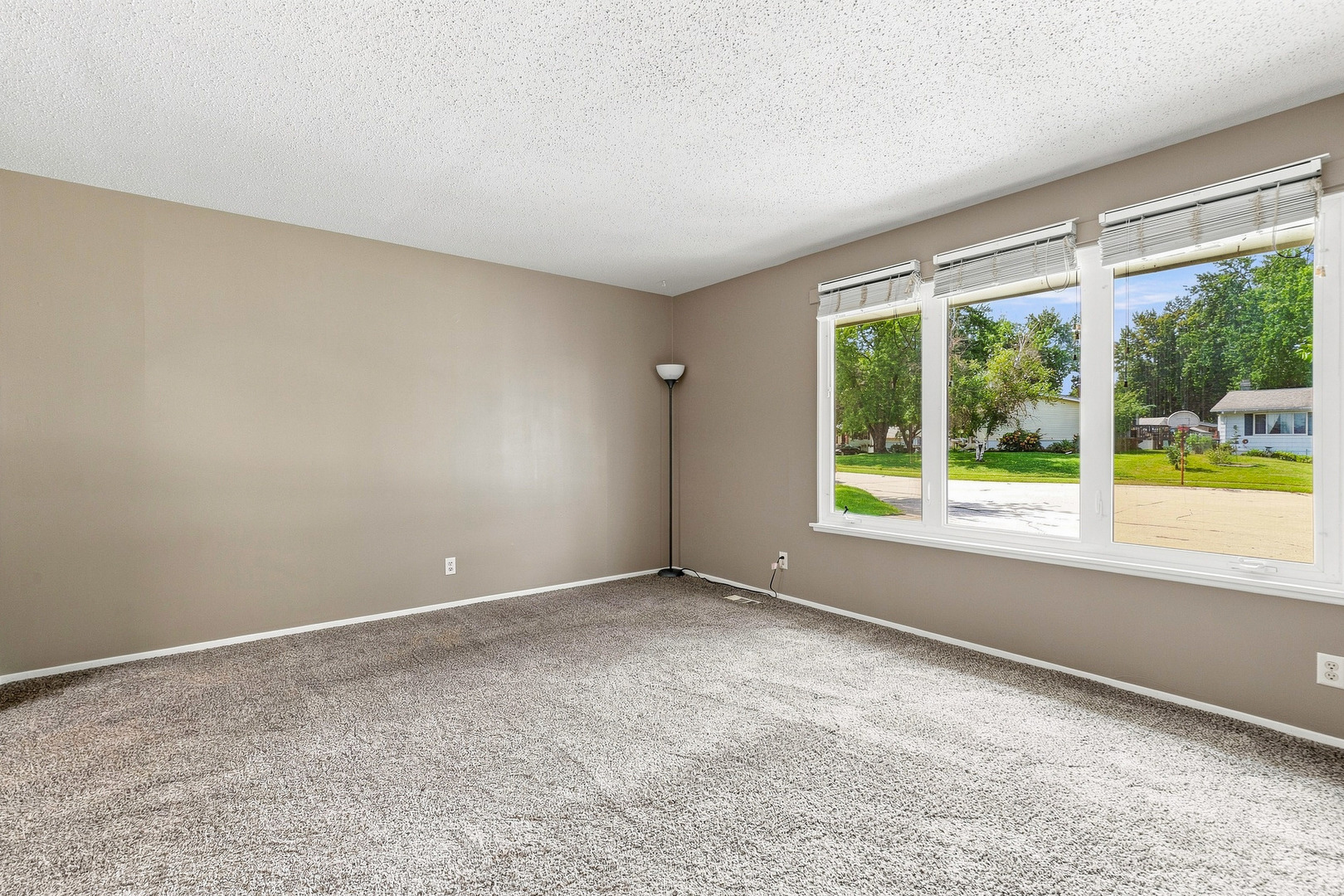 4085 Kings Court Property Photo 6
