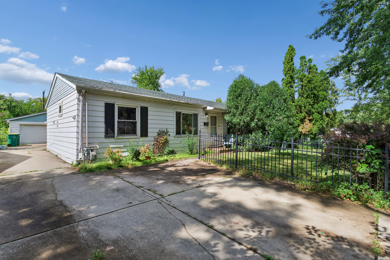 307 Edinburgh Drive Property Photo 2