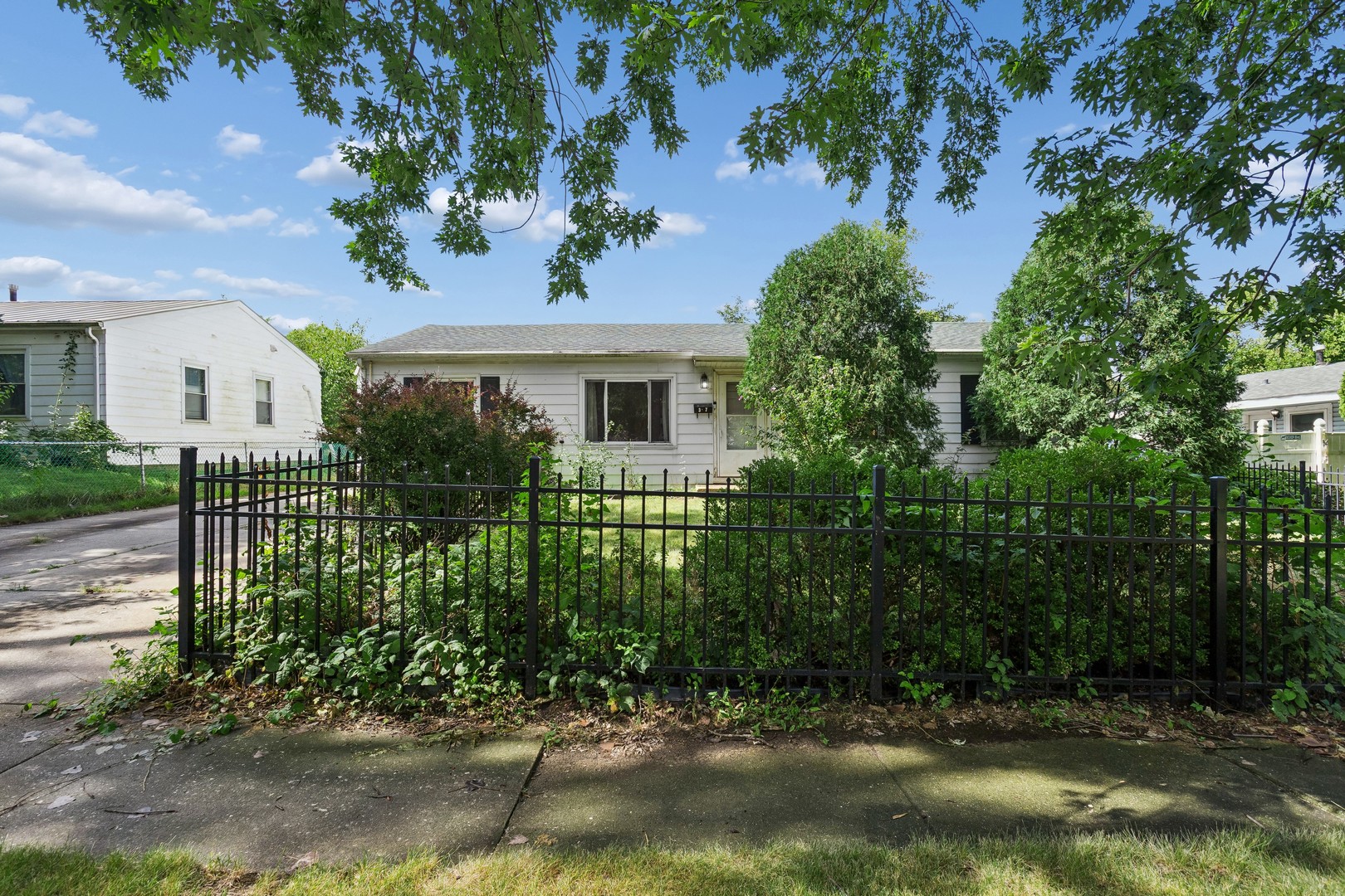 307 Edinburgh Drive Property Photo 3