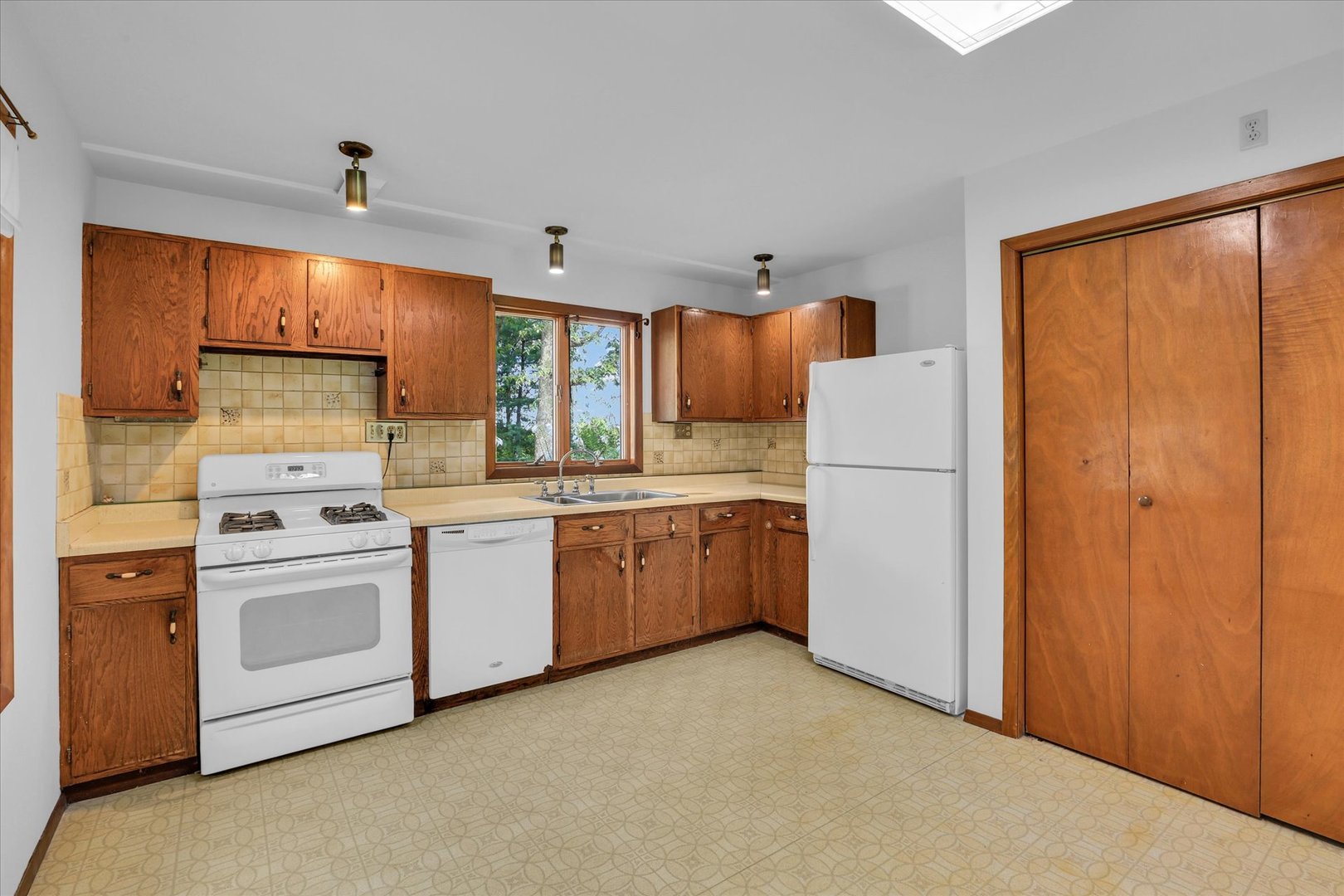 3514 N High Cross Road Property Photo 3