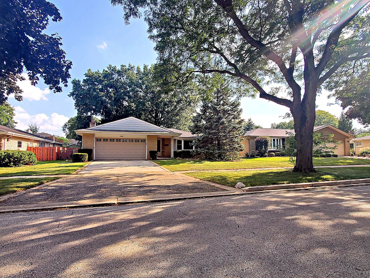 1221 W Lonnquist Boulevard