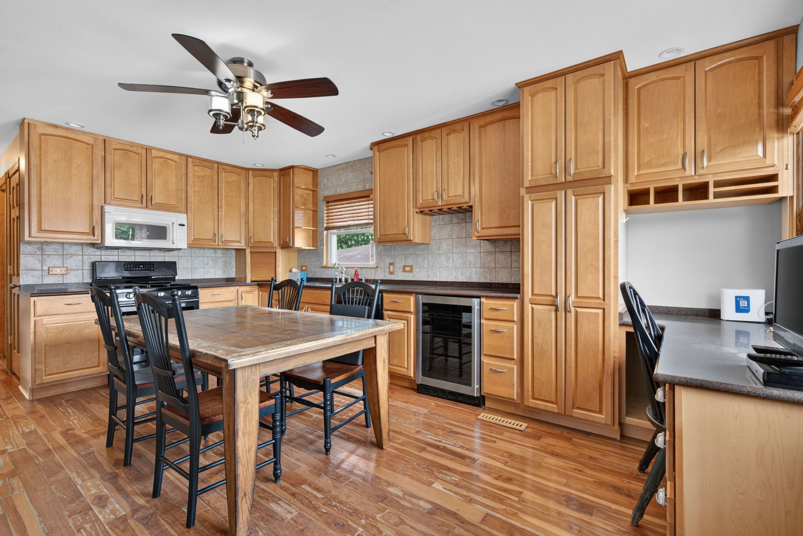 14339 Kolin Avenue Property Photo 8
