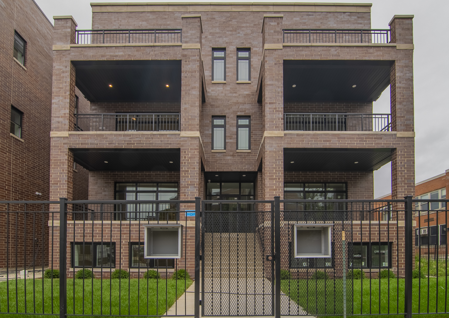 2042 W Washington Boulevard 1E Property Photo 1