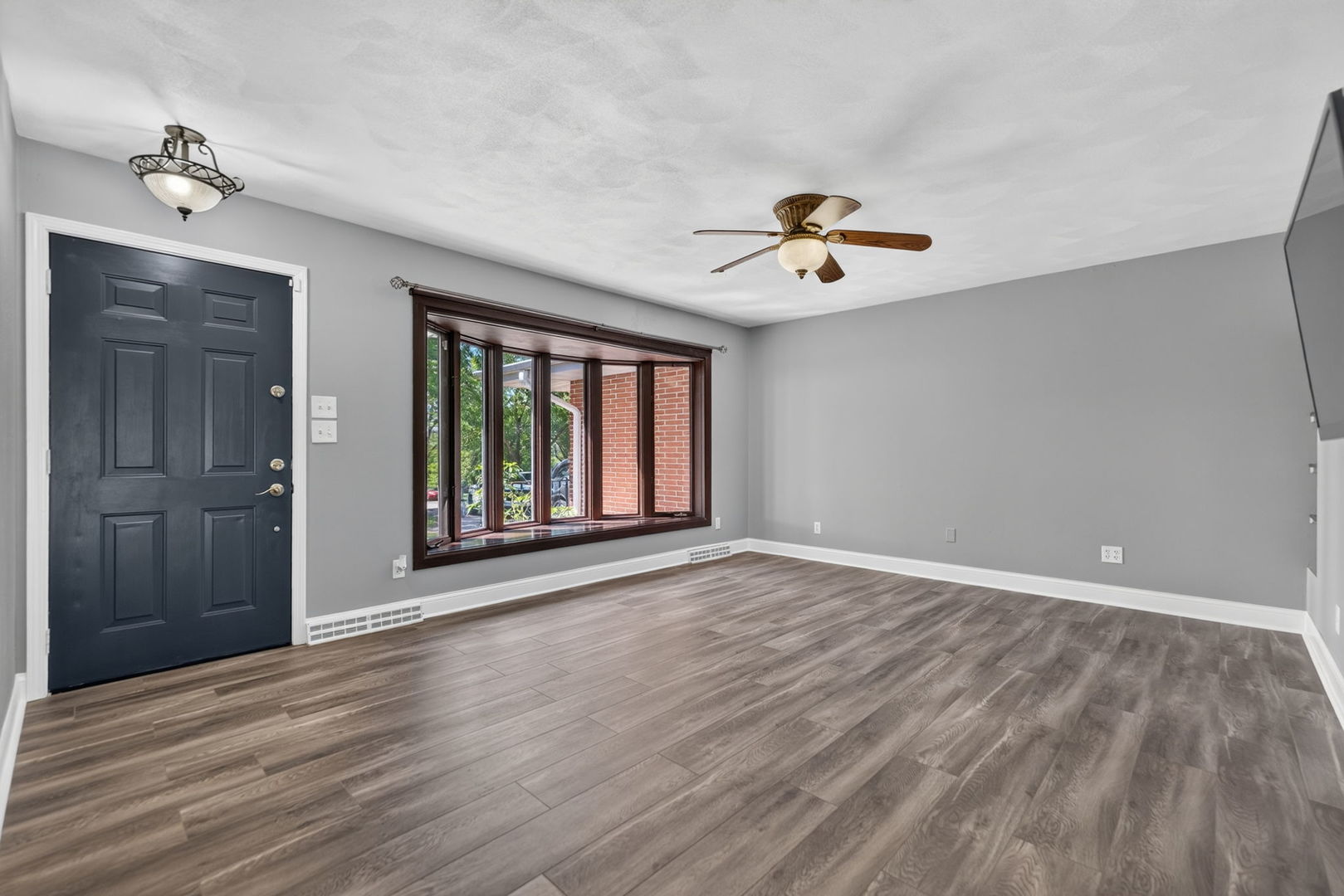 5825 Tipple Road Property Photo 2