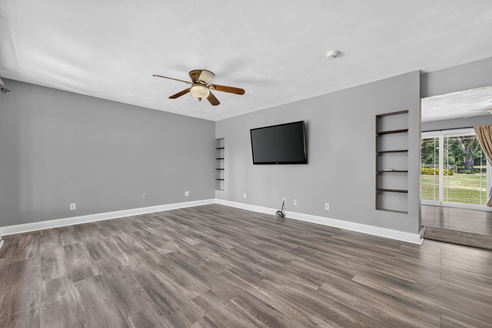 5825 Tipple Road Property Photo 4