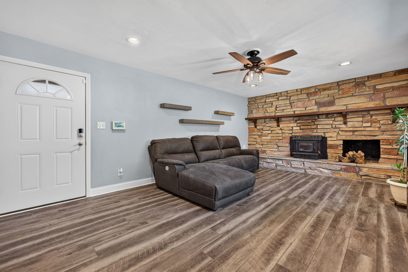 5825 Tipple Road Property Photo 9