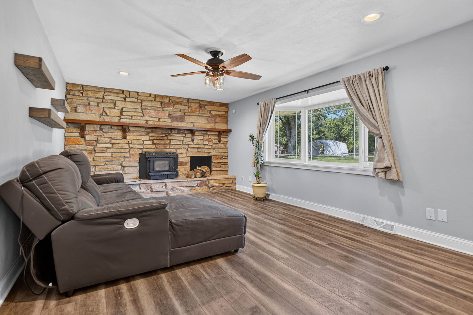 5825 Tipple Road Property Photo 10