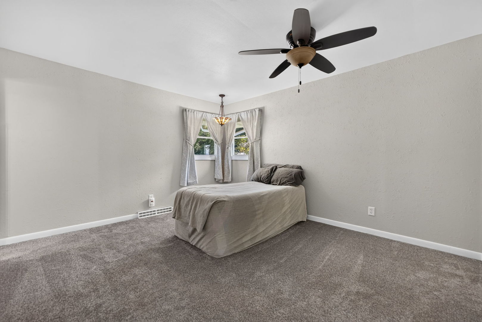 5825 Tipple Road Property Photo 16